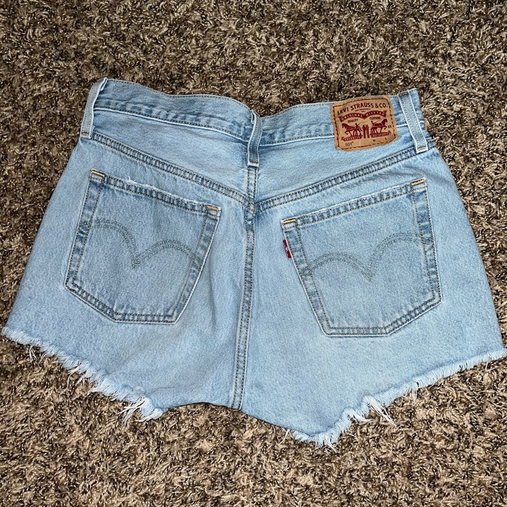 Light wash Levi high wasted jean short